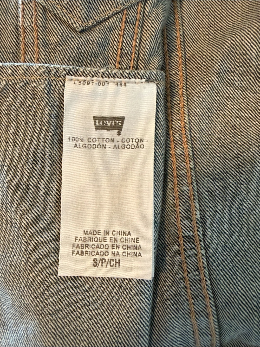 Levi’s Men's Relaxed Trucker Jacket Distressed Raw Torn Away Sleeve Size Small - Picture 9 of 15